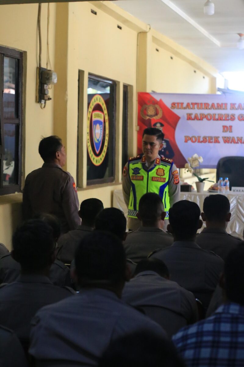 Kapolres Garut AKBP Mochamad Fajar Gemilang di dampingi Wakapolres Garut dan jajaran Pejabat Utama Polres Garut melaksanakan kunjungan kerja ke Polsek Wanaraja dan Polsek Sukawening Kabupaten Garut, Jum'at (09/05/2025).