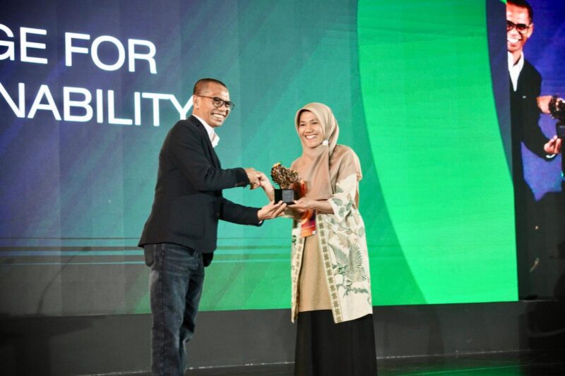 Ema Suranta, nasabah PNM Mekaar meraih penghargaan pada ajang Mata Lokal Award 2025 untuk sub-kategori Local Ace in Organic Waste Transformation. Penghargaan ini diserahkan langsung oleh CEO Tribun Network, Dahlan Dahi, dalam gelaran Mata Lokal Fest 2025 yang berlangsung pada Kamis, 8 Mei 2025, di Hotel Shangri-La, Jakarta.
