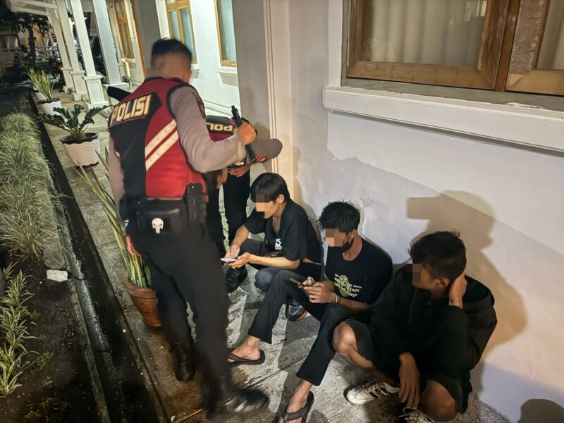 Polres Garut amankan Tiga pria berinisial AM (22), SA (25) dan SG (21) di saat nonton bareng Persib Bandung di Alun-alun Garut. Jumat (9/5/2025) malam.