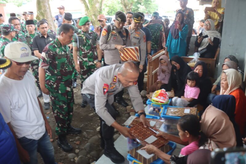 Kepala Kepolisian Daerah Jawa Barat, Irjen Pol. Rudi Setiawan bersama Pangdam III Siliwangi Mayjen TNI Dadang Arif Abdurahman melakukan kunjungan langsung ke rumah keluarga korban ledakan dalam kegiatan disposal amunisi yang terjadi di Desa Sagara, Kecamatan Cibalong, Kabupaten Garut.