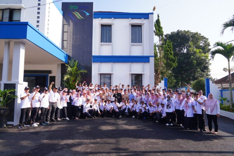 Bupati Garut, Abdusy Syakur Amin, menyampaikan amanat dalam Apel Pagi di lingkungan Perusahaan Daerah Air Minum (PDAM) Tirta Intan Kabupaten Garut. Apel yang berlangsung di Kantor PDAM Tirta Intan Garut, Jalan Raya Bayongbong, Kecamatan Cilawu, Kabupaten Garut, pada Senin (14/5/2025) ini menekankan pentingnya peran PDAM dalam menyediakan air bersih bagi warga.