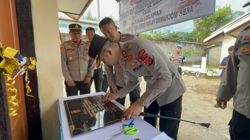 Kapolres Garut AKBP Mochamad Fajar Gemilang, S.I.K., M.H., M.I.K. meresmikan secara langsung hasil program bedah rumah Asrama Polisi yang berada di lingkungan Polsek Cikelet, Polres Garut. Rabu (14/05/2025).