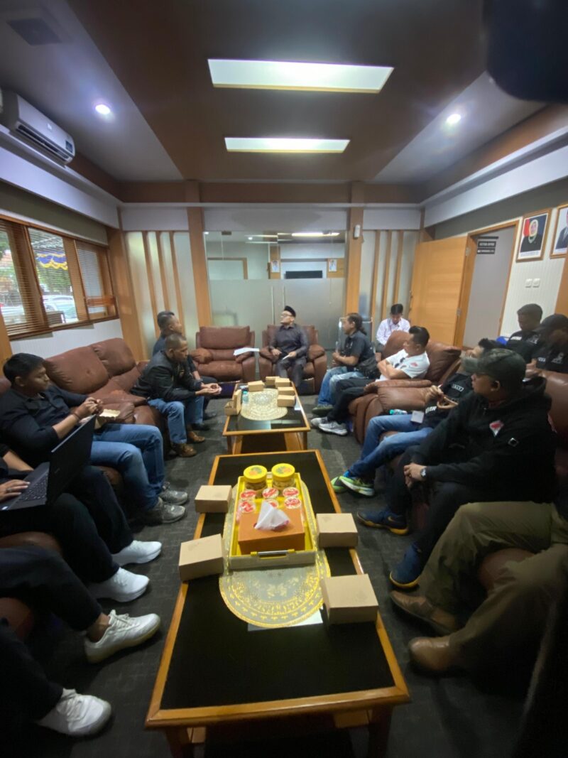 Bertempat diruagan Ketua DPRD Kabupaten Garut, sejumlah atlet dan kepengurusan Baja Fight Academy, baru-baru ini melakukan silaturahmi dengan Ketua DPRD Garut, Aris Munandar, S.Pd, yang di wakili oleh anggota DPRD Kabupaten Garut H.S. Fahmi, S.IP. Rabu (14/5/2025).
