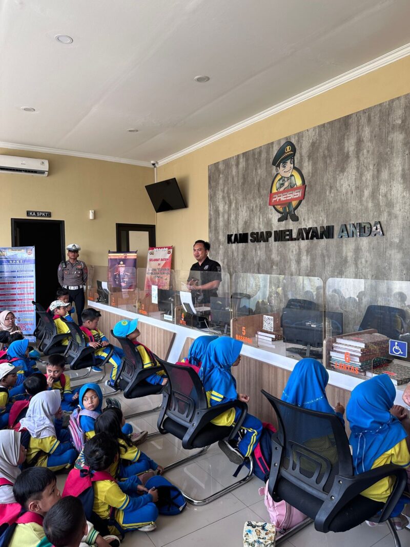 Satlantas Polres Garut kembali menunjukkan komitmennya dalam membangun kedekatan antara polisi dan anak-anak melalui kegiatan edukatif bertajuk “Polisi Sahabat Anak”. Kali ini, kegiatan dilaksanakan bersama siswa-siswi dari TK Persis Rancabango, di Halaman Mako Polres Garut. Jumat (16/05/2025).
