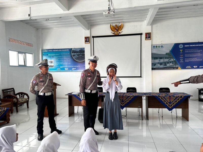Unit Lantas Polsek Kadungora melaksanakan kegiatan dalam rangka Pendidikan Masyarakat (Dikmas) Lalu Lintas di Sekolah SMK Teknologi Mandiri Kadungora. Selasa (20/05/2025).