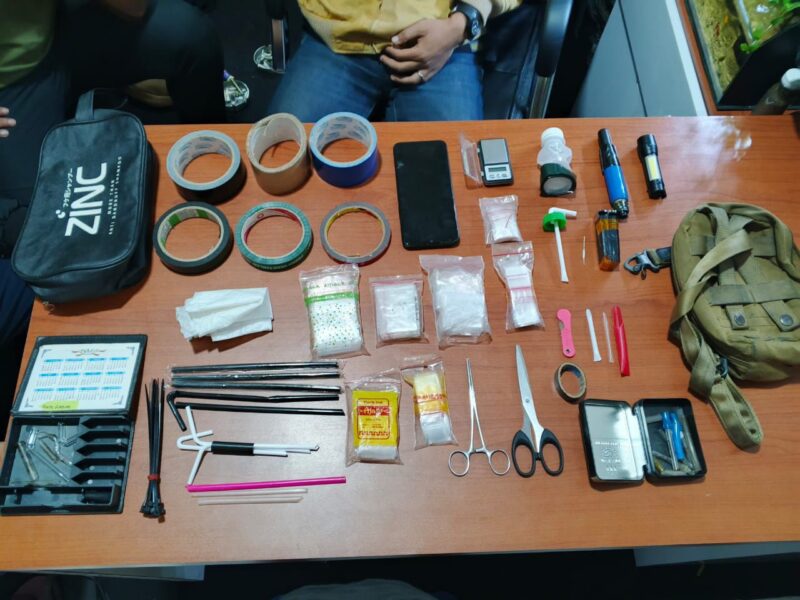 Satuan Reserse Narkoba Polres Garut berhasil mengungkap kasus tindak pidana penyalahgunaan dan peredaran gelap narkotika jenis sabu, Tiga orang pelaku berhasil diamankan dalam operasi yang dilakukan di dua lokasi berbeda pada Rabu (21/05/2025).