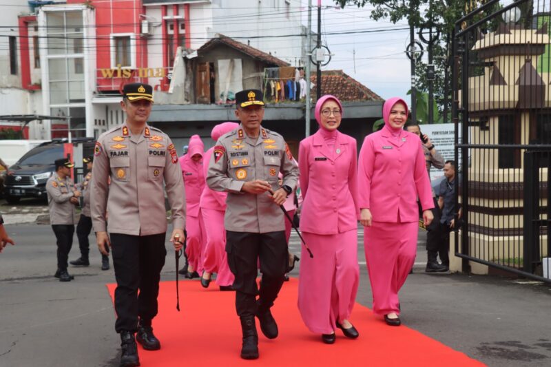 Kapolda Jawa Barat, Irjen Pol Rudi Setiawan, S.I.K., S.H., M.H., melakukan kunjungan kerja ke Polres Garut dengan di dampingi oleh para Pejabat Utama (PJU) Polda Jabar. Kamis (22/5/2025).
