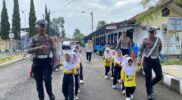 Satlantas Polres Garut kembali menunjukkan komitmennya dalam membangun kedekatan antara polisi dan anak-anak melalui kegiatan edukatif bertajuk “Polisi Sahabat Anak”. Kali ini, kegiatan dilaksanakan bersama siswa-siswi dari TK Al Rasyid, di Halaman Mako Polres Garut. Jumat (23/05/2025).