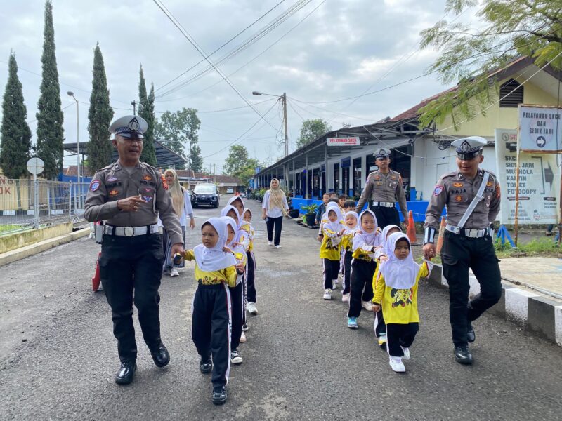Satlantas Polres Garut kembali menunjukkan komitmennya dalam membangun kedekatan antara polisi dan anak-anak melalui kegiatan edukatif bertajuk “Polisi Sahabat Anak”. Kali ini, kegiatan dilaksanakan bersama siswa-siswi dari TK Al Rasyid, di Halaman Mako Polres Garut. Jumat (23/05/2025).