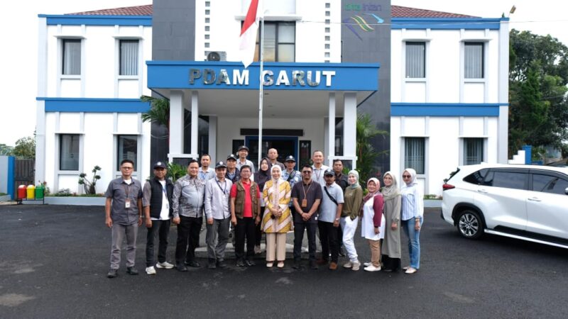 Wakil Bupati Garut, drg. Hj. Luthfianisa Putri Karlina, MBA, atau yang akrab disapa Teh Putri, melakukan kunjungan kerja ke Kantor Pusat Perusahaan Umum Daerah (Perumda) Air Minum Tirta Intan Kabupaten Garut pada Jumat (24/05/2025).