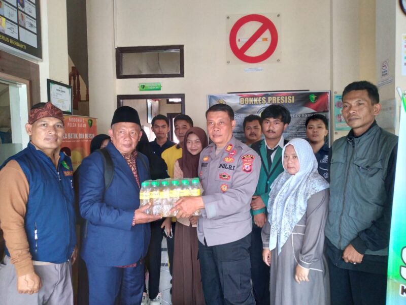Klinik Sidokkes bersama Kasat Binmas Polres Garut salurkan bantuan berupa santunan dan sembako bagi anak-anak yatim asuhan Pondok Pesantren At-Taqwa dari Yayasan Darul Muwahhidin yang berasal dari Kp Cilame Desa Tambakbaya Kecamatan Cisurupan Kabupaten Garut Jawa Barat. Jum'at (23/5/2025).