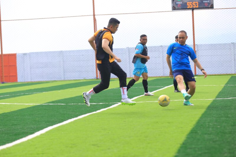 Dalam rangka mempererat hubungan antara kepolisian dan masyarakat, Kapolres Garut AKBP Mochamad Fajar Gemilang menggelar kegiatan olahraga bersama berupa pertandingan sepak bola di Mini Soccer Mandala Arena. Sabtu (31/05/2025).