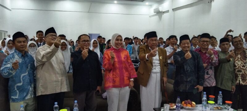 Wakil Bupati Garut, Luthfianisa Putri Karlina, menghadiri kegiatan pembinaan wawasan kebangsaan dan literasi media sosial bagi pengurus OSIS dan Rohis SMA/SMK se-Kabupaten Garut. Acara ini merupakan hasil kolaborasi antara Majelis Ulama Indonesia (MUI) pusat dengan MUI Kabupaten Garut, yang bertujuan untuk membentengi generasi muda dari pengaruh negatif serta memperkuat rasa cinta tanah air.