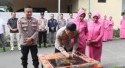 Kapolres Garut AKBP Mochamad Fajar Gemilang secara resmi meresmikan Mess Tribata Polres Garut yang akan digunakan sebagai tempat tinggal sementara bagi para perwira di lingkungan Polres Garut. Minggu (01/06/2025).