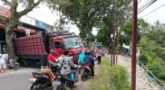 Sebuah truk tronton berwarna merah dengan nomor polisi DEK 8366 BN mengalami amblas saat melintasi Jalan Raya Garut-Wanaraja, tepatnya di depan Material Putra Mandiri, Kampung Sadang, Desa Sadang, Kecamatan Sucinaraja, Kabupaten Garut, Minggu pagi (1/6/2025) sekitar pukul 07.30 WIB.