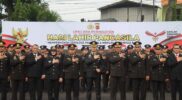 Dalam rangka memperingati Hari Lahir Pancasila yang jatuh pada tanggal 1 Juni 2025, Kepolisian Resor (Polres) Garut menggelar upacara bendera di halaman Mapolres Garut, Sabtu pagi. Upacara ini dipimpin langsung oleh Kapolres Garut, AKBP Mochamad Fajar Gemilang dan diikuti oleh jajaran pejabat utama, personel Polres Garut, serta ASN Polres Garut. Senin (02/06/2025).