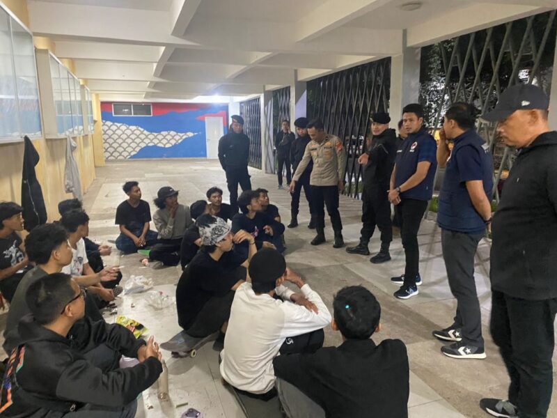Dalam upaya mendukung program Pemerintah Provinsi Jawa Barat untuk mewujudkan Generasi Panca Waluya sebagai bagian dari visi “Jawa Barat Istimewa”, Polres Garut melaksanakan kegiatan Kegiatan Rutin Yang Ditingkatkan (KRYD) berupa Patroli Edukasi Penerapan Jam Malam Bagi Peserta Didik, pada Rabu malam (4/6/2025) pukul 21.00 s.d 22.25 WIB.