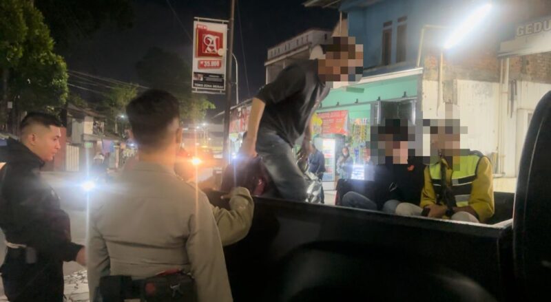 Empat pemuda diamankan oleh Tim Patroli Presisi Sat Samapta Polres Garut setelah kedapatan mengonsumsi minuman keras di kawasan Jalan Raya Sudirman, tepatnya di sekitar Alfamart, pada Selasa malam (10/06/2025).