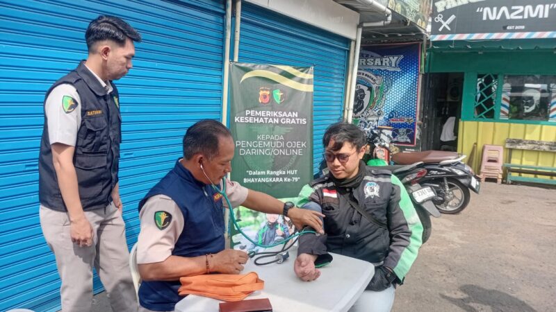 Dalam rangka memperingati Hari Ulang Tahun (HUT) Bhayangkara ke-79, Polres Garut menggelar kegiatan pemeriksaan kesehatan gratis bagi para pengemudi ojek online dan ojek pangkalan yang tersebar di berbagai titik strategis di Kabupaten Garut, Jumat (1306/2025).