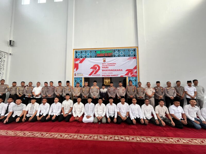 Dalam rangka menyambut Hari Ulang Tahun (HUT) Bhayangkara ke-79 tahun 2025, Polres Garut menggelar acara Dzikir dan Doa Bersama yang berlangsung dengan khidmat pada Kamis (19/06/2025).