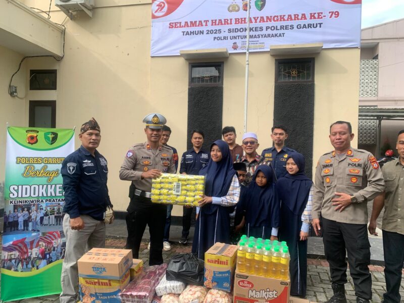 Sidokkes Polres Garut kembali menunjukkan kepedulian sosial melalui kegiatan “Jum’at Berkah Berbagi”, yang digelar pada Jumat, 20 Juni 2025, bertempat di Klinik Wira Pratama Mapolres Garut. 