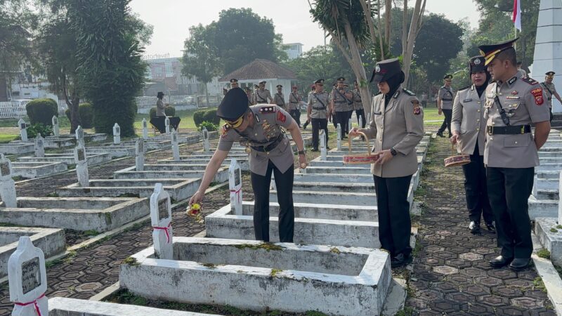 Dalam rangka memperingati Hari Ulang Tahun (HUT) Bhayangkara ke-79, Polres Garut melaksanakan kegiatan upacara ziarah dan tabur bunga di Taman Makam Pahlawan (TMP) Tenjolaya, Kecamatan Tarogong Kidul, Kabupaten Garut, pada Senin pagi (23/6/2025).