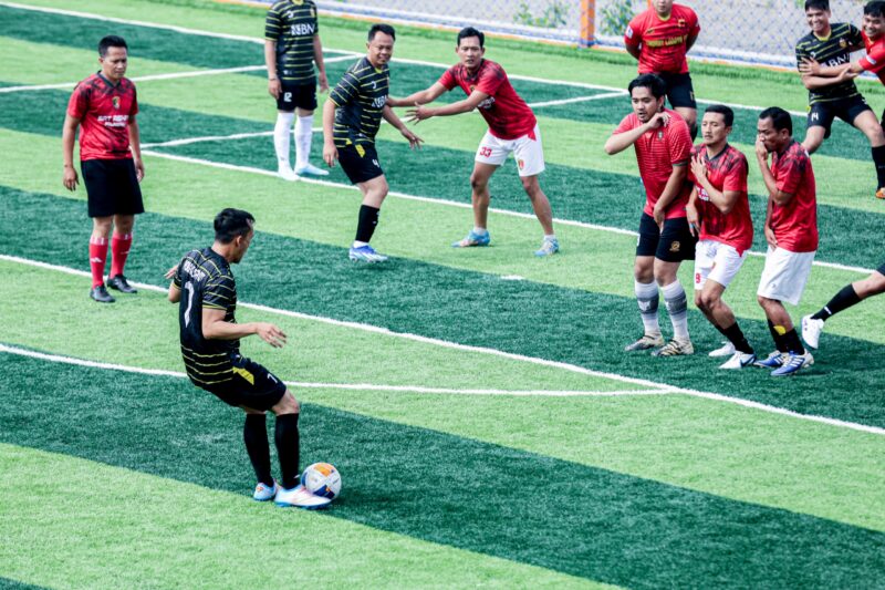 Dalam rangka memeriahkan Hari Bhayangkara ke-79, Polres Garut menggelar Turnamen Mini Soccer Antar Satker yang berlangsung meriah di Lapangan Mandala Soccer, Selasa (24/6/2025).