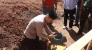 Kapolres Garut AKBP Mochamad Fajar Gemilang secara resmi melakukan peletakan batu pertama pembangunan Masjid Jami Al Fajar yang berlokasi di lingkungan Polsek Pakenjeng, Kamis (26/06/2025),