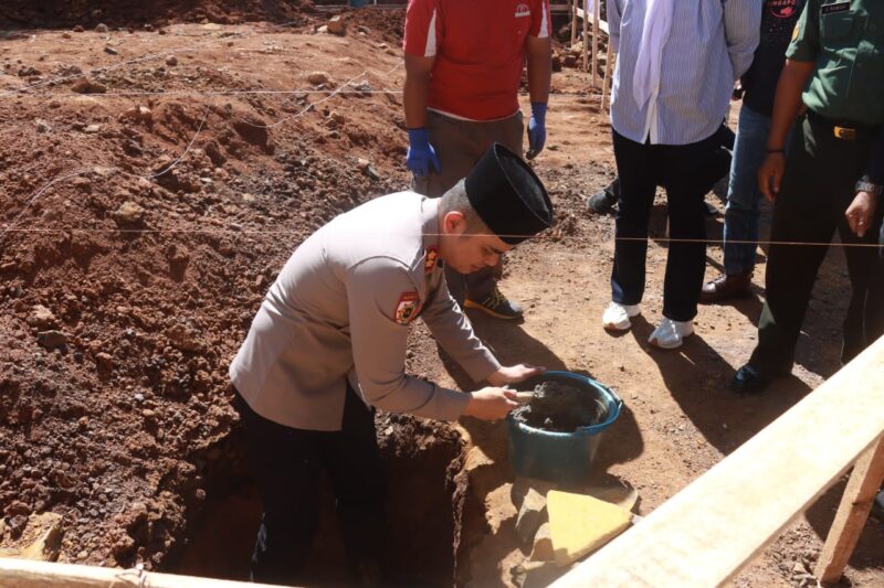 Kapolres Garut AKBP Mochamad Fajar Gemilang secara resmi melakukan peletakan batu pertama pembangunan Masjid Jami Al Fajar yang berlokasi di lingkungan Polsek Pakenjeng, Kamis (26/06/2025),