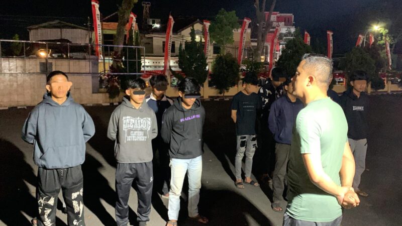 Satuan Reserse Kriminal Polres Garut resmi membubarkan kelompok pemuda yang menamakan diri Genk Moonraker Kadungora pada Rabu malam, 25 Juni 2025. Langkah tegas ini diambil hanya empat hari setelah video penganiayaan berdurasi 36 detik viral di media sosial.