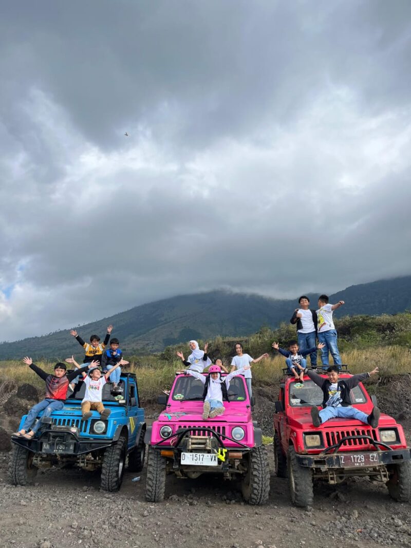 Garut, Jawa Barat — Bagi Anda yang merasa suntuk dengan rutinitas harian atau hanya bosan berlibur di rumah saja, kini ada alternatif liburan seru dan menyegarkan yang wajib dicoba: Wisata Jeep Garut (WJG).