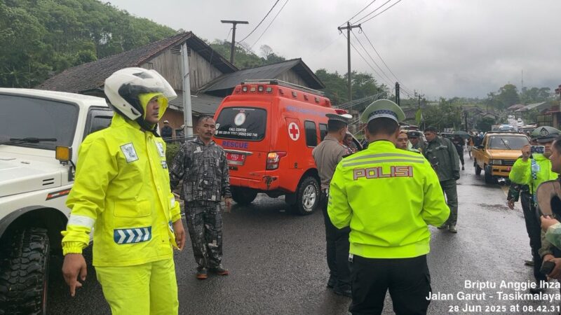 Jajaran Satlantas Polres Garut bersama unsur terkait sigap menangani bencana alam longsor yang terjadi di tiga titik sepanjang Jalan Cilawu, jalur utama penghubung Garut–Tasikmalaya, yakni di simpang tiga Cikangkung, Bojongloa Talang, dan Citengek.