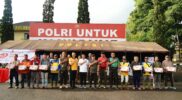Dalam rangka memperingati Hari Bhayangkara ke-79 tahun 2025, Polres Garut menggelar kegiatan olahraga bersama yang penuh semangat dan kebersamaan pada Senin (30/06/2025), bertempat di Lapangan Apel Mapolres Garut.