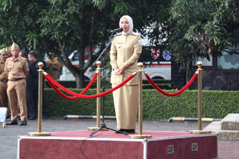Cuaca ekstrem diprediksi akan melanda Kabupaten Garut dalam beberapa pekan ke depan. Wakil Bupati Garut, Putri Karlina, menggelar apel gabungan di Lapangan Setda Garut, Senin (30/6/2025), untuk memastikan seluruh unsur Satuan Kerja Perangkat Daerah (SKPD) dan masyarakat siap siaga menghadapi ancaman tersebut.