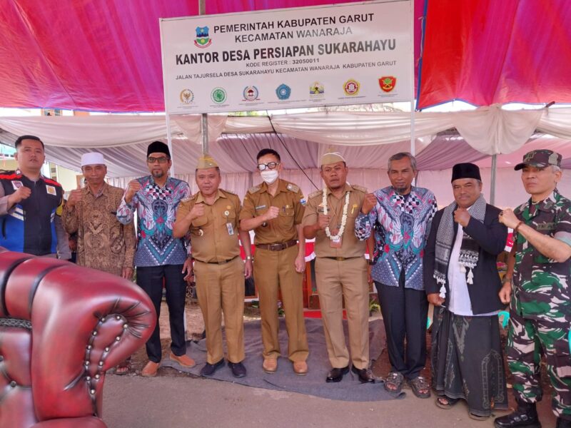 Lapangan Kantor Desa Sukamenak riuh oleh tepuk tangan ketika prosesi serah terima jabatan Penjabat Sementara (PJS) Desa Sukarahayu resmi digelar, menandai babak baru setelah desa baru itu resmi dimekarkan dari Sukamenak.
