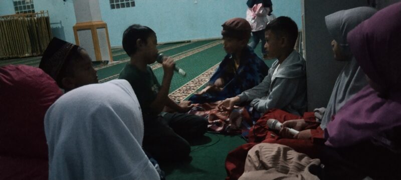 Suasana malam takbiran Idul Adha di Kampung Ciloa Kaler, Kecamatan Wanaraja, Kabupaten Garut, Jawa Barat, Anak-anak dari berbagai penjuru kampung berkumpul mengumandangkan Takbir untuk menyemarakkan malam penuh berkah itu dengan gema takbir yang menggugah hati.Kamis (05/2/06/2025).
