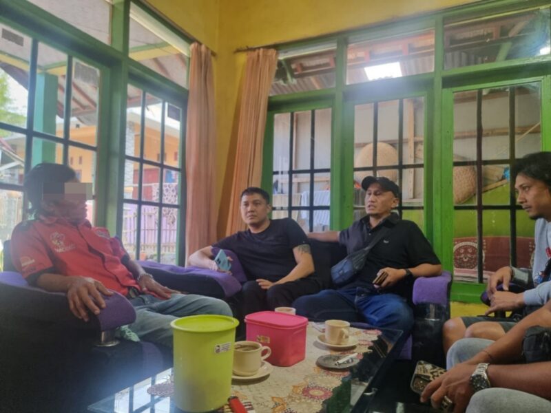 Warga Kabupaten Garut dihebohkan oleh beredarnya sebuah video pendek di media sosial yang menampilkan tindakan pelecehan terhadap seorang penumpang wanita di dalam angkot jurusan Leles. Insiden itu terjadi pada Minggu, 29 Juni 2025 sekitar pukul 17.14 WIB, tepat di depan sebuah minimarket di Jalan Merdeka, Desa Jayawaras, Kecamatan Tarogong Kidul