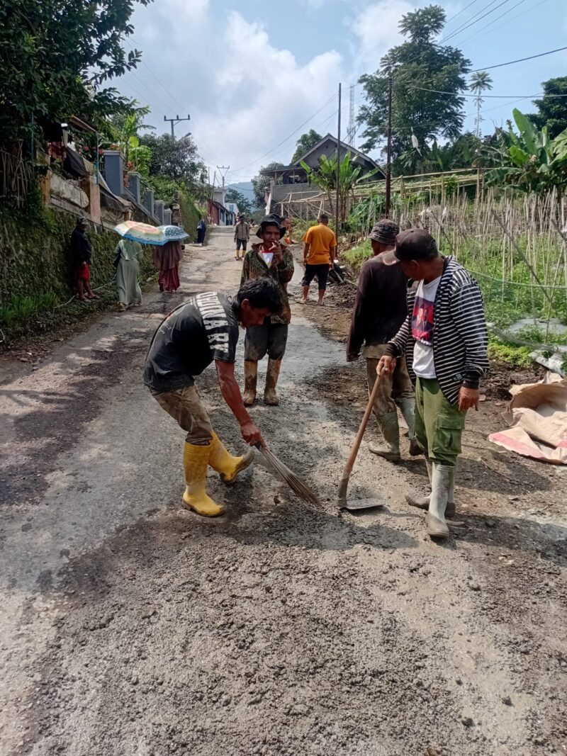 Masyarakat Kampung Karangtengah, Kecamatan Karangtengah, Kabupaten Garut, Jawa Barat, melakukan aksi gotong royong dengan cara suwadaya memperbaiki jalan rusak parah yang tak kunjung diperbaiki oleh pemerintah. Jalan tersebut merupakan akses vital yang menghubungkan Garut dan Tasikmalaya, namun kondisinya telah memprihatinkan selama bertahun-tahun.