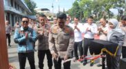 Kapolres Garut, AKBP Mochamad Fajar Gemilang, meresmikan sebuah inovasi baru di lingkungan Mapolres Garut dengan dibukanya Cafe 10.2, Senin (7/7/2025). Berlokasi tepat di area Polres, kafe ini dihadirkan sebagai ruang tunggu representatif dan tempat yang lebih ramah bagi masyarakat maupun insan pers yang beraktivitas di sana.
