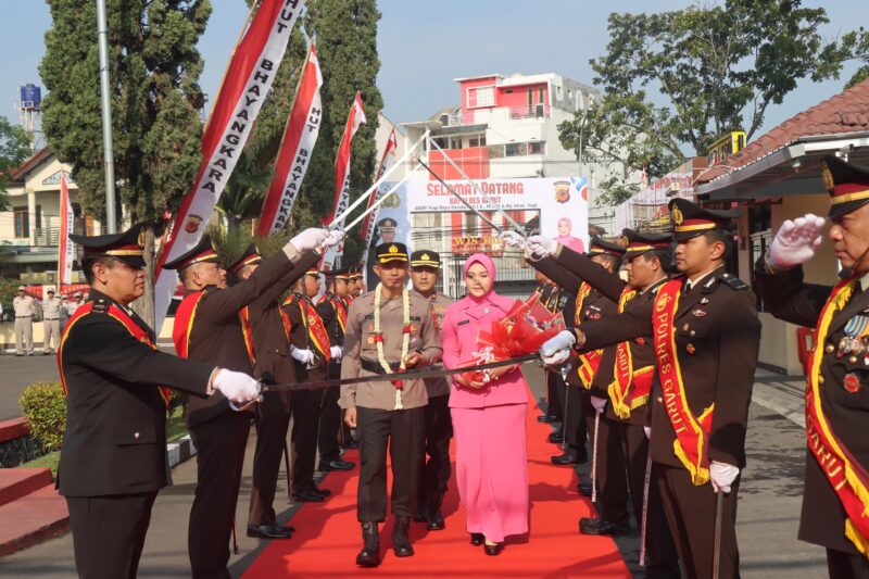 Kapolri Jenderal Polisi Listyo Sigit Prabowo resmi menerbitkan surat keputusan mutasi jabatan di lingkungan perwira tinggi dan menengah Polri. Salah satu yang terkena rotasi adalah posisi Kapolres Garut.