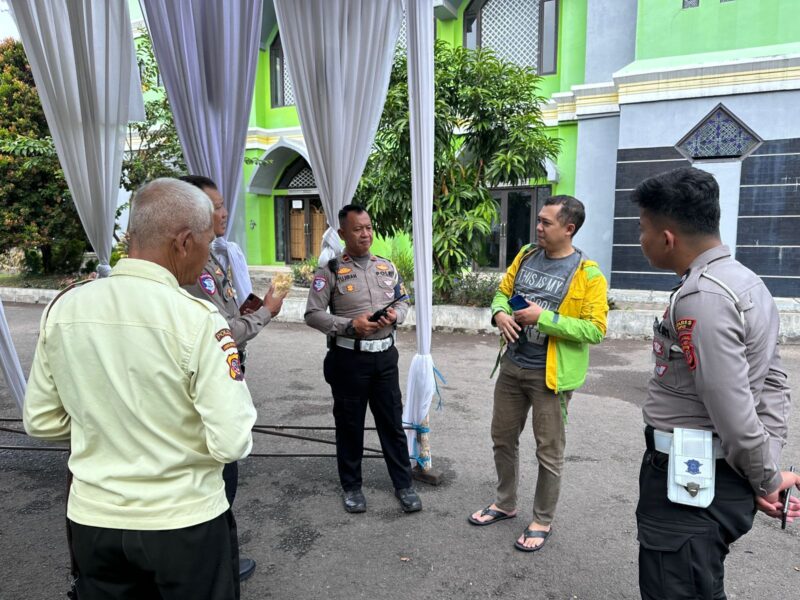 Dalam rangka mendukung pelaksanaan Operasi Patuh Lodaya 2025, Polres Garut bersama Polsek Jajaran melaksanakan kegiatan Dikmas Lantas (Pendidikan Masyarakat Lalu Lintas) serta peneguran ringan dan himbauan langsung kepada pengguna jalan, khususnya pengendara roda dua (R2) dan roda empat (R4), Senin (14/07/2025) pagi.