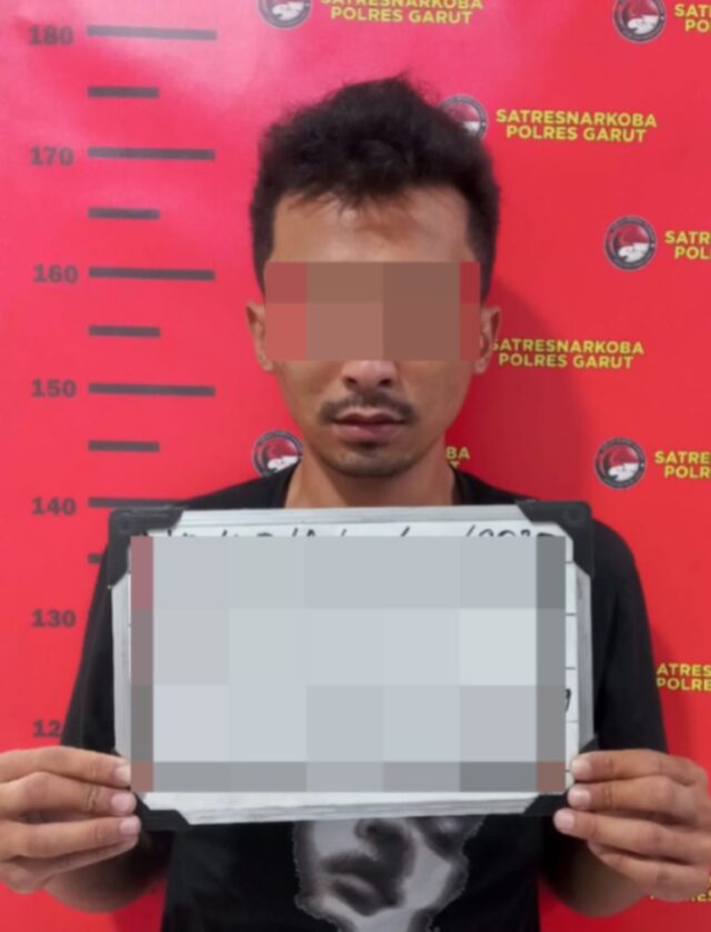 Satresnarkoba Polres Garut berhasil mengungkap kasus peredaran gelap narkotika jenis sabu di wilayah Kecamatan Tarogong Kaler, Kabupaten Garut, pada Sabtu, 12 Juli 2025. Penangkapan dilakukan terhadap seorang pria berinisial AG (26), warga Kecamatan Tarogong Kaler.
