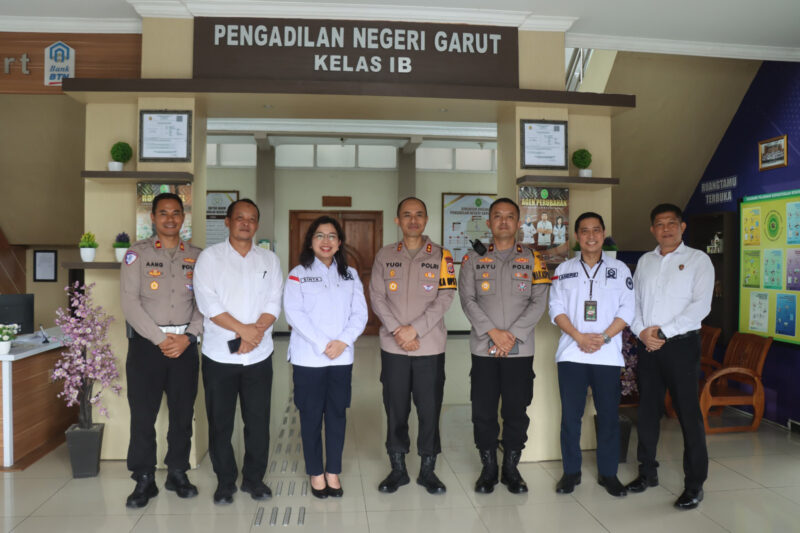 Dalam upaya mempererat sinergi antar lembaga penegak hukum di Kabupaten Garut, Kapolres Garut AKBP Yugi Bayu hendarto melakukan kunjungan silaturahmi ke jajaran Forum Komunikasi Pimpinan Daerah (Forkopimda), khususnya ke Pengadilan Negeri Garut dan Kejaksaan Negeri (Kejari) Garut, Senin (14/07/2025).
