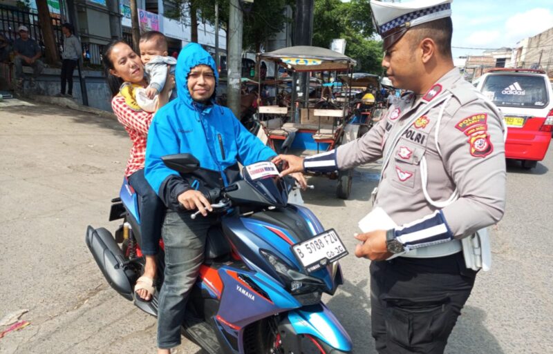 Dalam upaya menciptakan keamanan, ketertiban, dan kelancaran lalu lintas, Satuan Lalu Lintas Polres Garut menggelar Operasi Patuh Lodaya 2025 di sejumlah titik padat kendaraan, Jumat (18/7/2025). Beberapa lokasi strategis seperti Simpang Lima, Bunderan Tarogong, Perempatan Maktal, dan Bunderan Suci menjadi sasaran utama pengamanan.