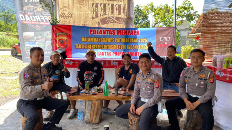Dalam rangka mendukung pelaksanaan Operasi Patuh Lodaya 2025, Sat Lantas Polres Garut menggelar kegiatan “Sat Lantas Menyapa”, sebuah program inovatif yang menghadirkan polisi lalu lintas lebih dekat dengan masyarakat melalui dialog santai dan edukatif. Senin (21/07/2025).