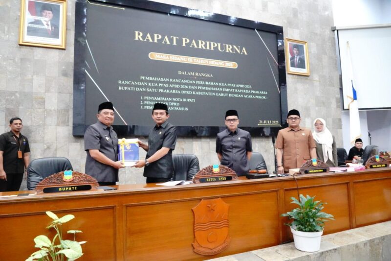 Pemerintah Kabupaten Garut terus mengakselerasi penyusunan kebijakan daerah demi meningkatkan kualitas layanan publik. Hal ini ditegaskan langsung oleh Bupati Garut, Abdusy Syakur Amin, dalam Rapat Paripurna DPRD Kabupaten Garut yang berlangsung di Jalan Patriot, Kecamatan Tarogong Kidul, Senin (21/7/2025).