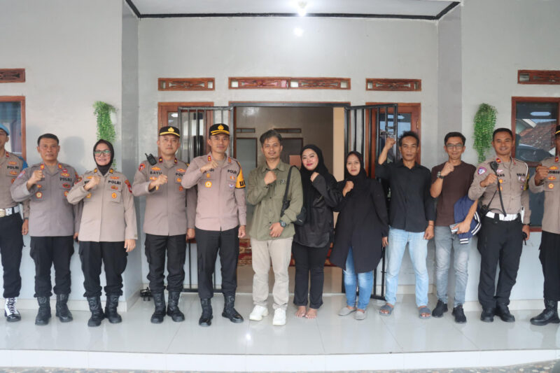 Dalam upaya mendukung pemenuhan gizi bagi anak-anak sekolah, Kapolres Garut AKBP Yugi Bayu Hendarto melakukan peninjauan langsung ke dapur Satuan Pelayanan Pemenuhan Gizi (SPPG) milik Yayasan Kemala Bhayangkari Polres Garut, Selasa (22/7/2025).