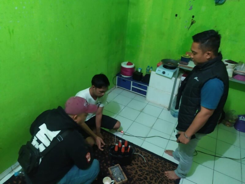 Satuan Reserse Narkoba (Sat Narkoba) Polres Garut kembali menggelar operasi cipta kondisi berupa razia minuman keras (miras) ilegal di wilayah Kecamatan Tarogong Kidul, Kabupaten Garut, pada Senin malam, 21 Juli 2025.