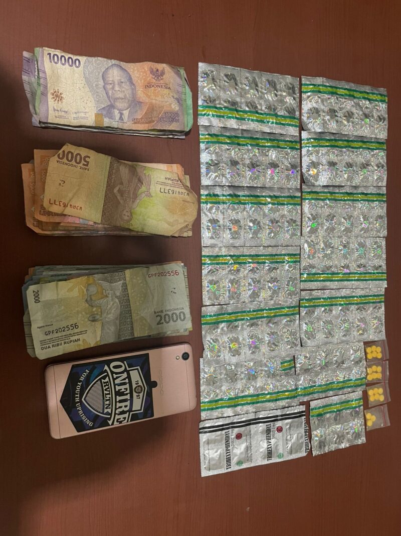 Satres Narkoba Polres Garut berhasil menggagalkan upaya peredaran obat-obatan terlarang di wilayah Kelurahan Kota Wetan, Kecamatan Garut Kota. Seorang pria berinisial PN (33), warga setempat, ditangkap Rabu sore, 24 Juli 2025, saat tengah menguasai ratusan butir obat keras diduga tanpa izin edar.