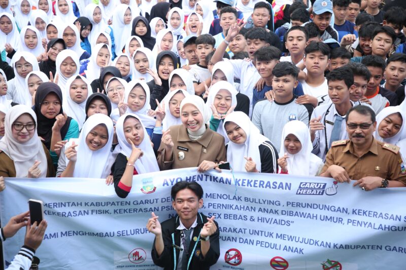 Wakil Bupati Garut, Putri Karlina, melakukan kunjungan langsung ke SMAN 15 Garut dalam rangka meninjau pelaksanaan program Cek Kesehatan Sekolah Gratis sekaligus memberikan penyuluhan tentang anti bullying dan kesehatan gigi. Acara ini berlangsung di Jalan Panawuan, Kecamatan Tarogong Kidul, Selasa (29/7/2025), dan menjadi bagian dari program kesehatan menyeluruh bagi pelajar di Kabupaten Garut.